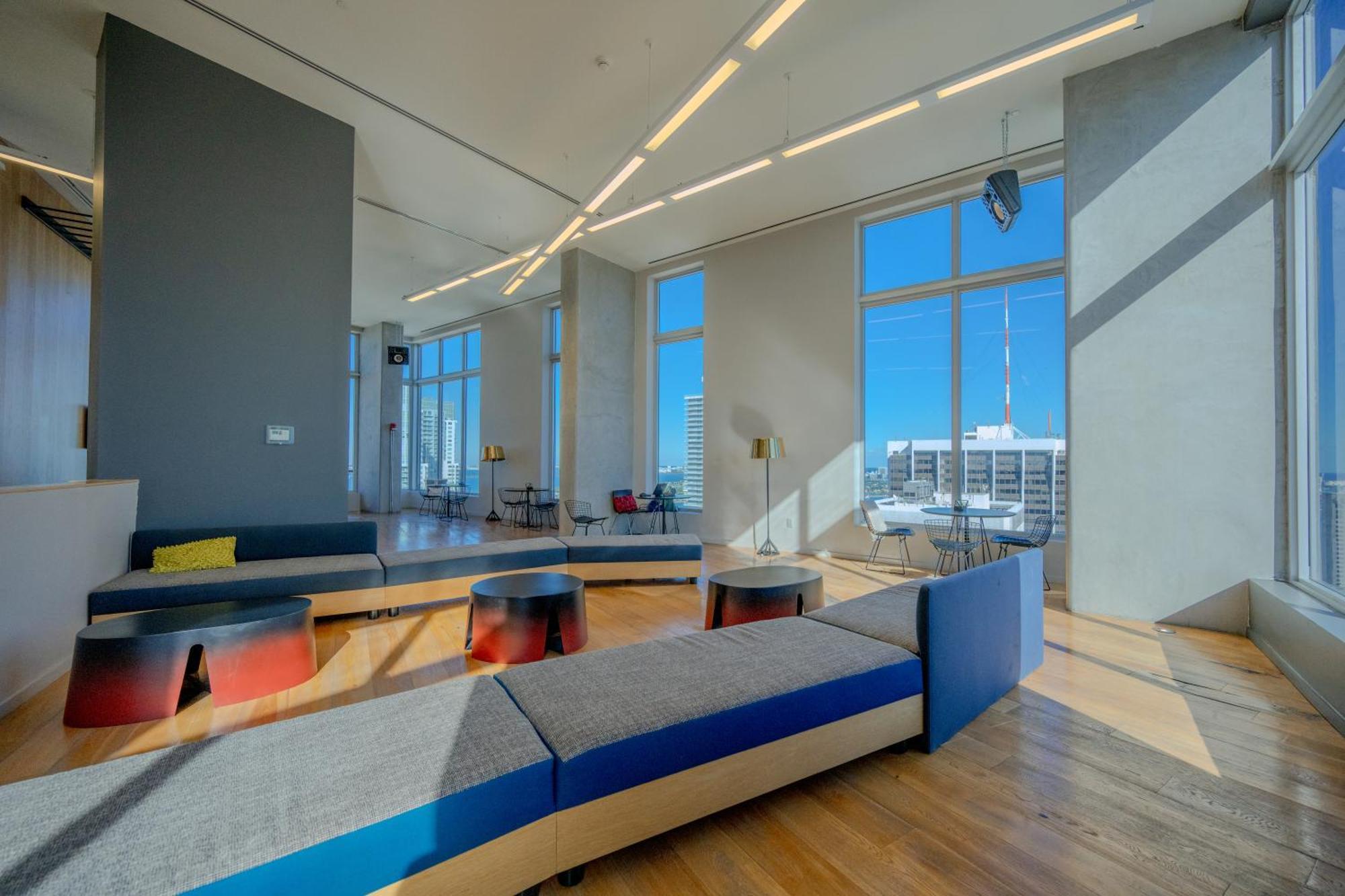 Luxury Loft W Skyline View, Rooftop Pool, Brickell Downtown *