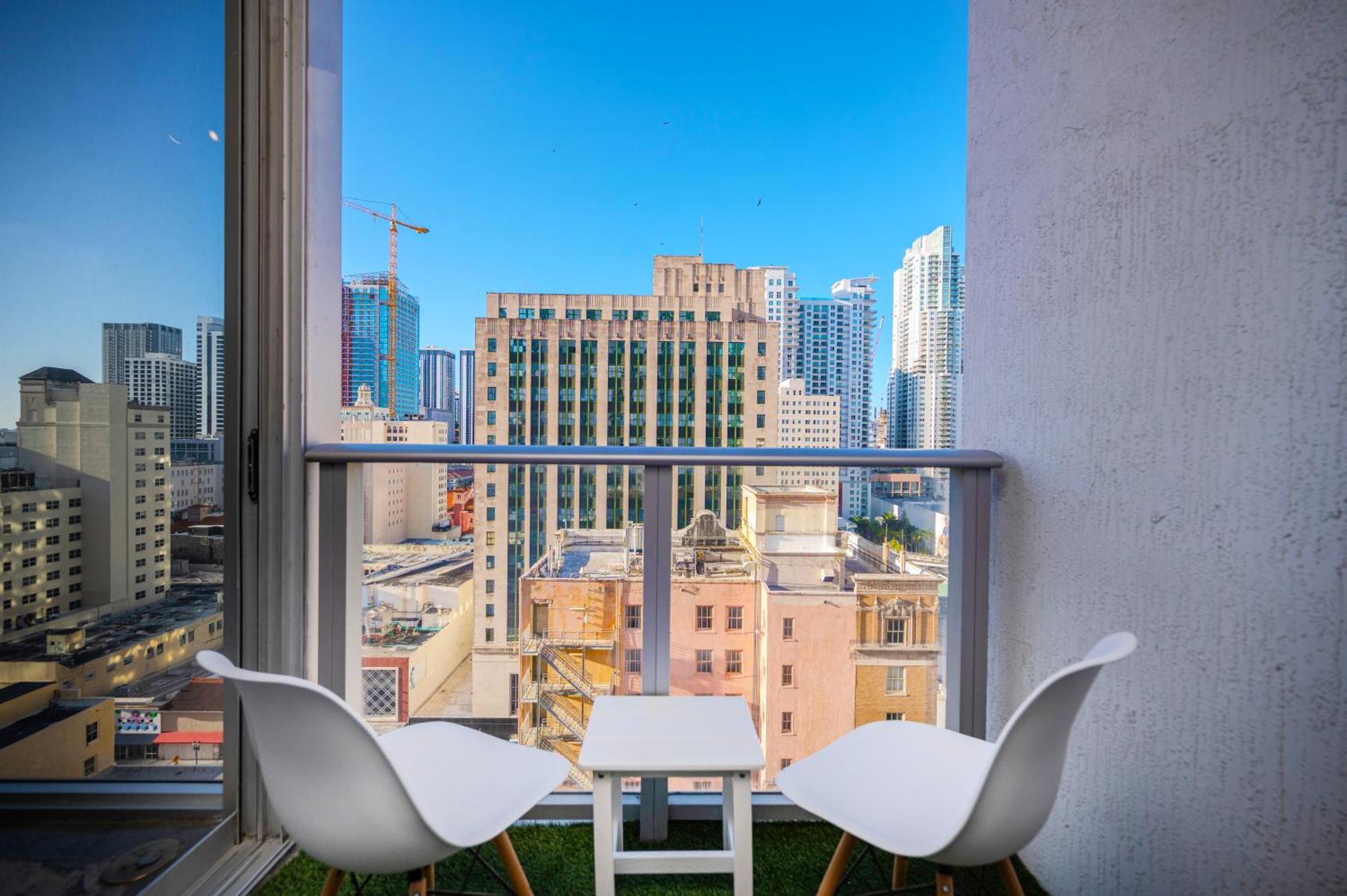 Luxury Loft W Skyline View, Rooftop Pool, Brickell Downtown