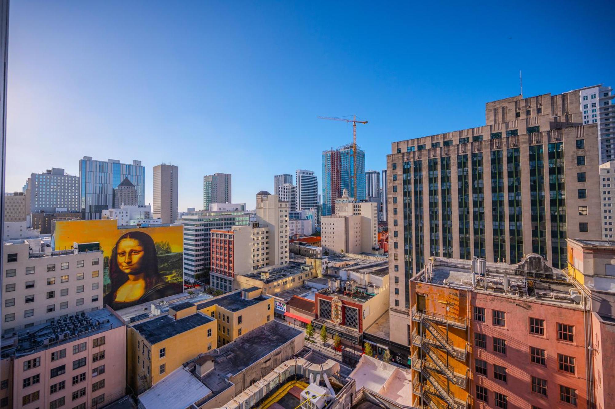 Luxury Loft W Skyline View, Rooftop Pool, Brickell Downtown *