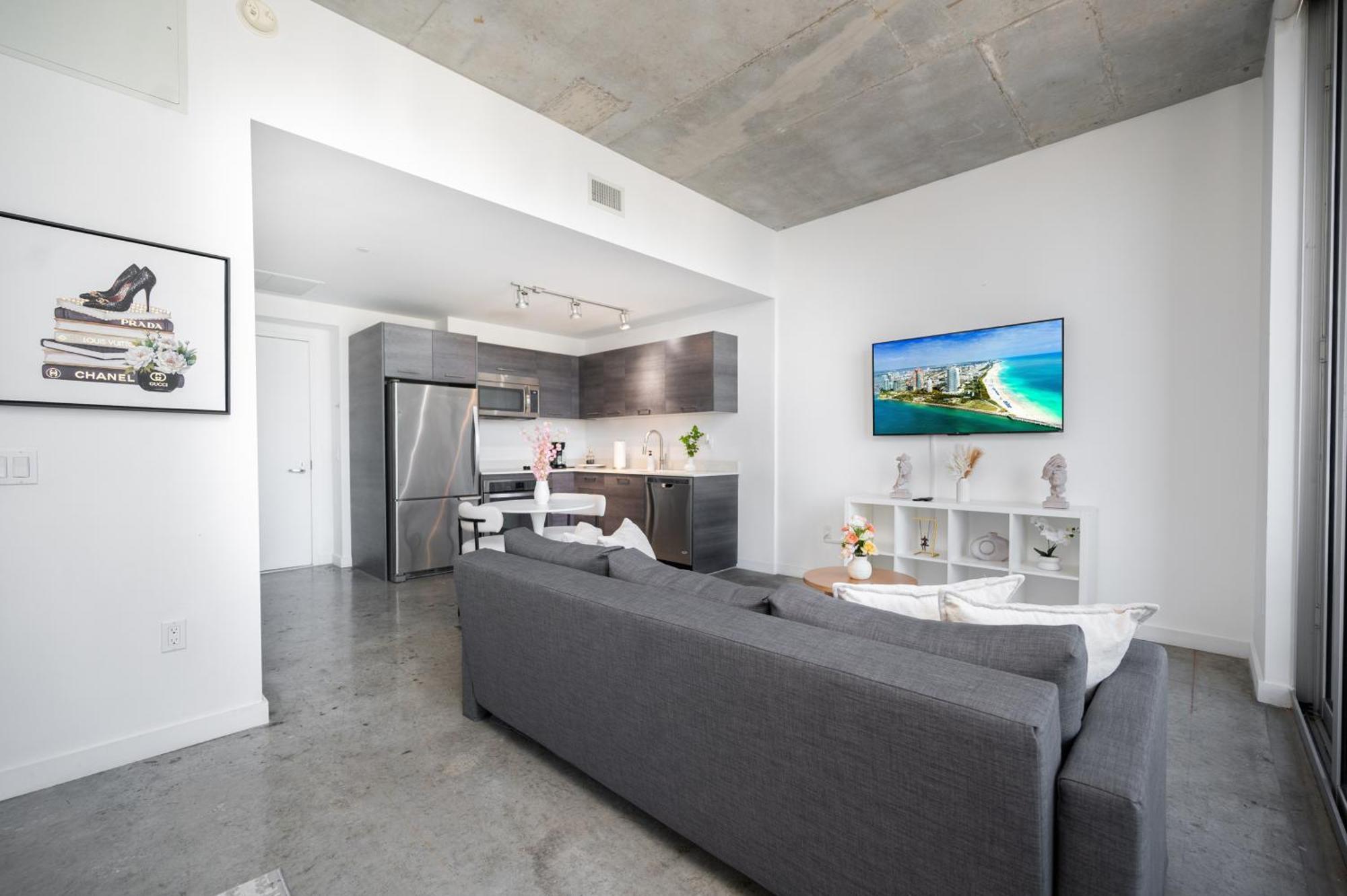 Luxury Loft W Skyline View, Rooftop Pool, Brickell Downtown