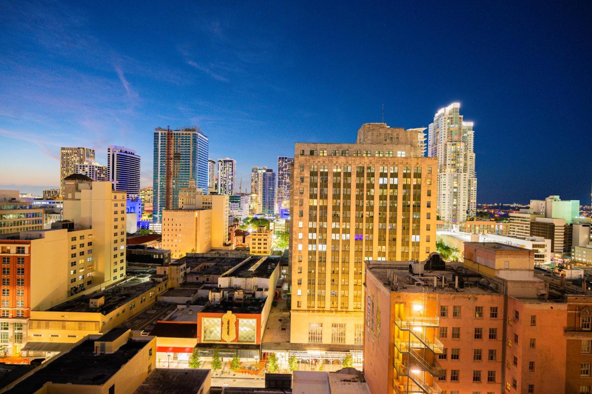 Luxury Loft W Skyline View, Rooftop Pool, Brickell Downtown *